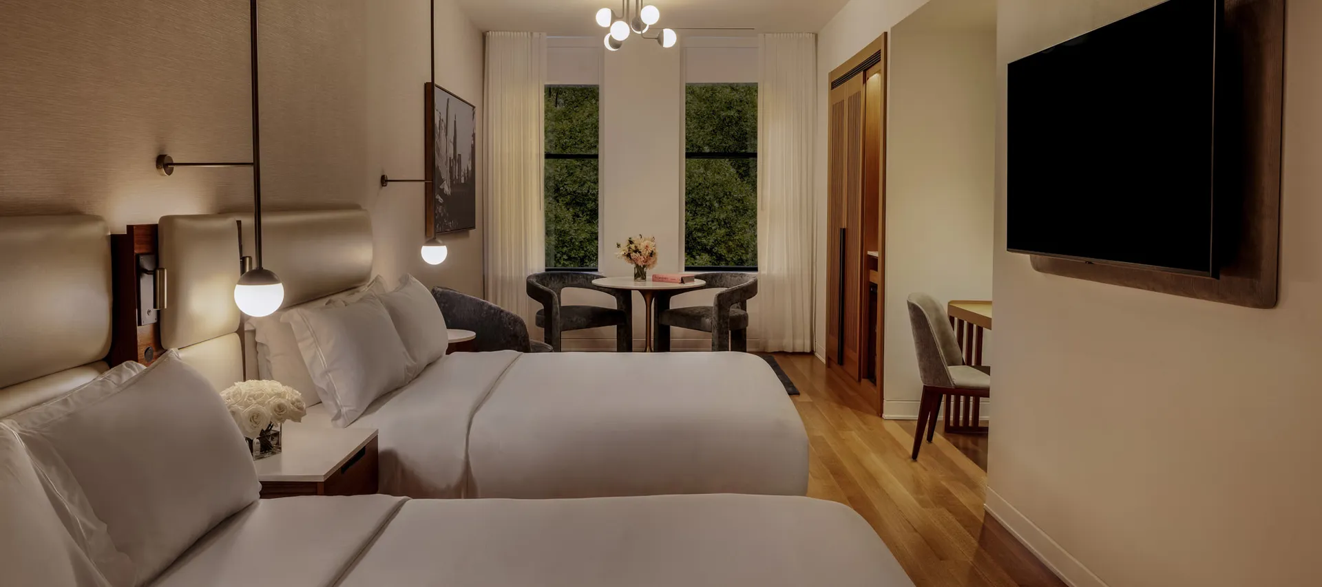 Deluxe Two Beds Park View room at night