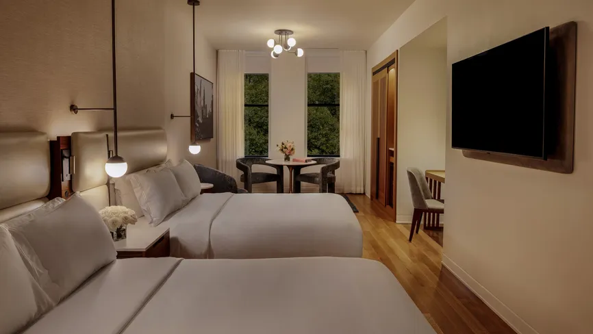 Deluxe Two Beds Park View room at night