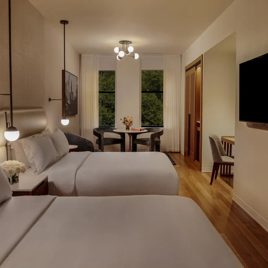 Deluxe Two Beds Park View room at night