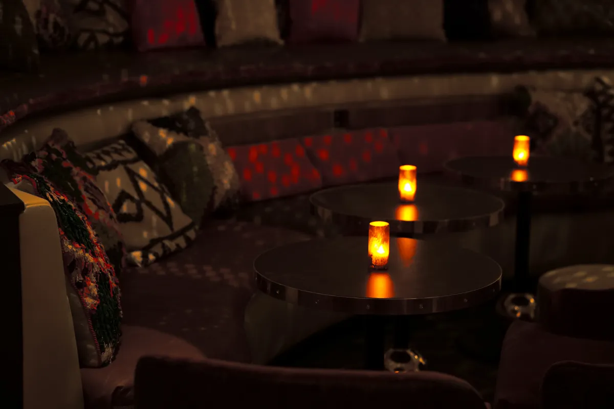 Célon Bar & Lounge intimate seating nook with candlelight