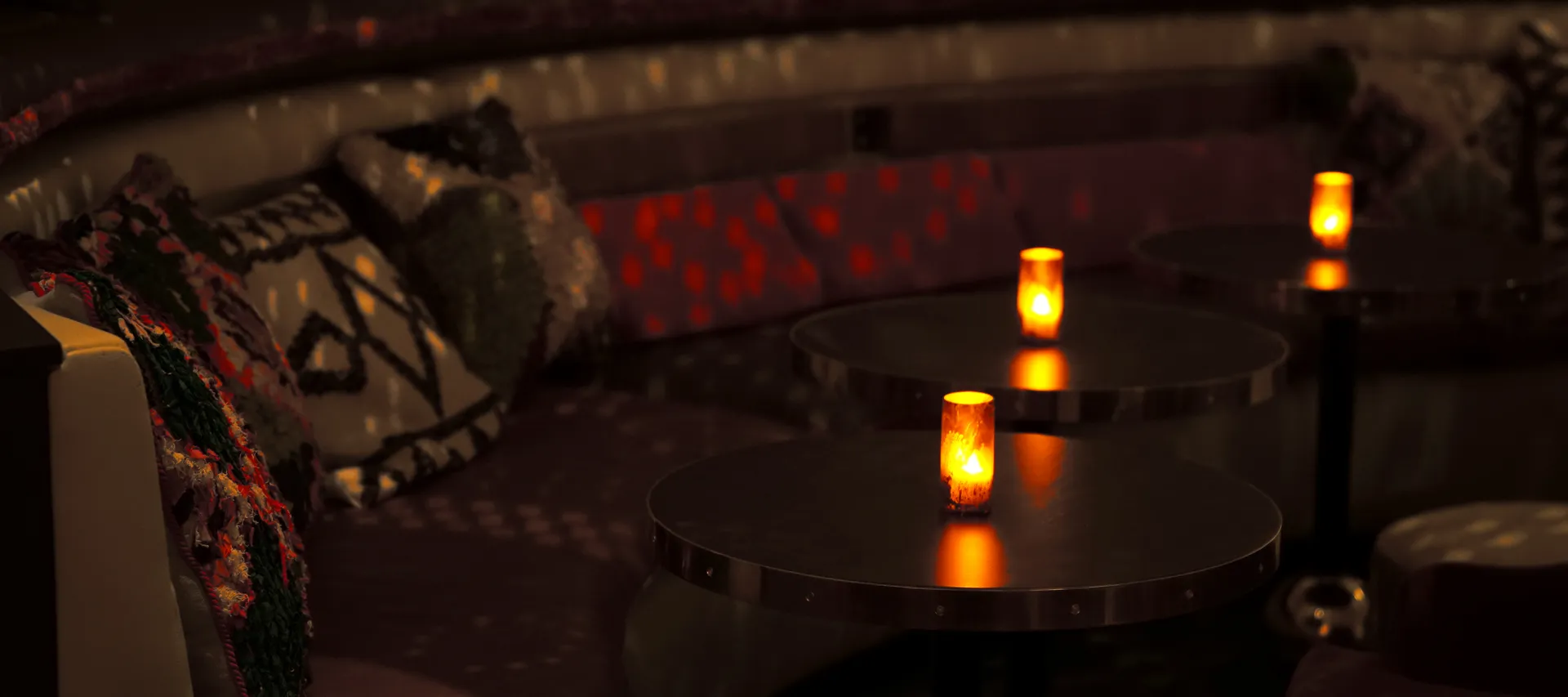 Célon Bar & Lounge intimate seating nook with candlelight