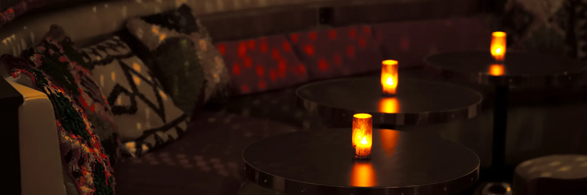 Célon Bar & Lounge intimate seating nook with candlelight