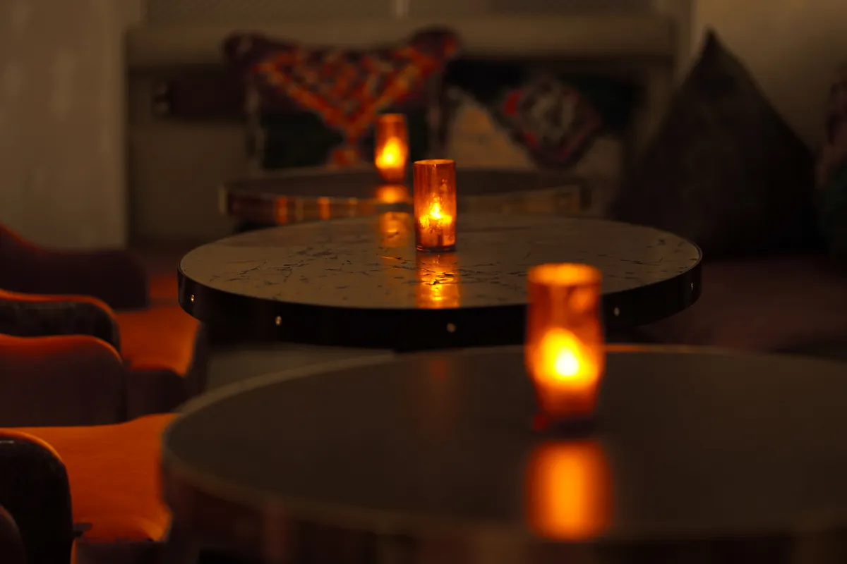 Célon Bar & Lounge candlelit cocktail tables