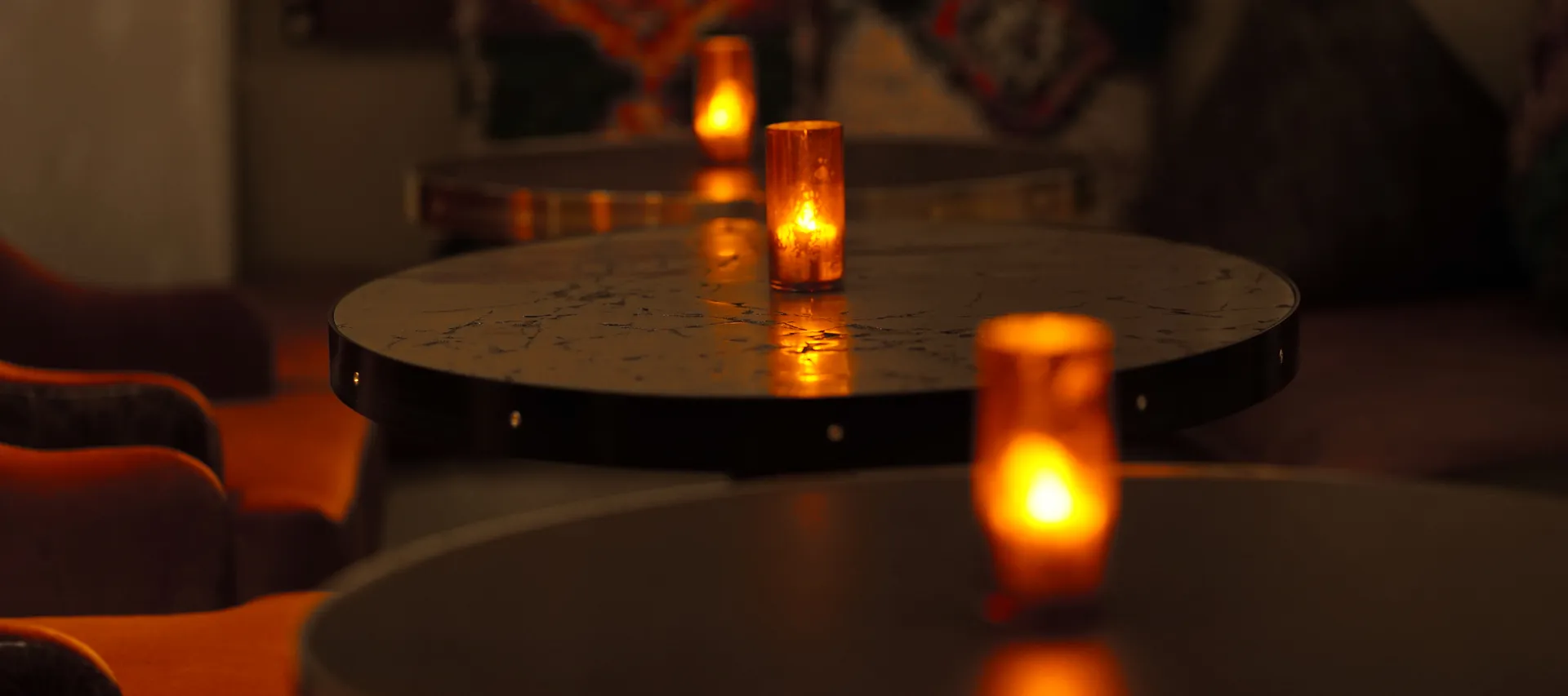 Célon Bar & Lounge candlelit cocktail tables