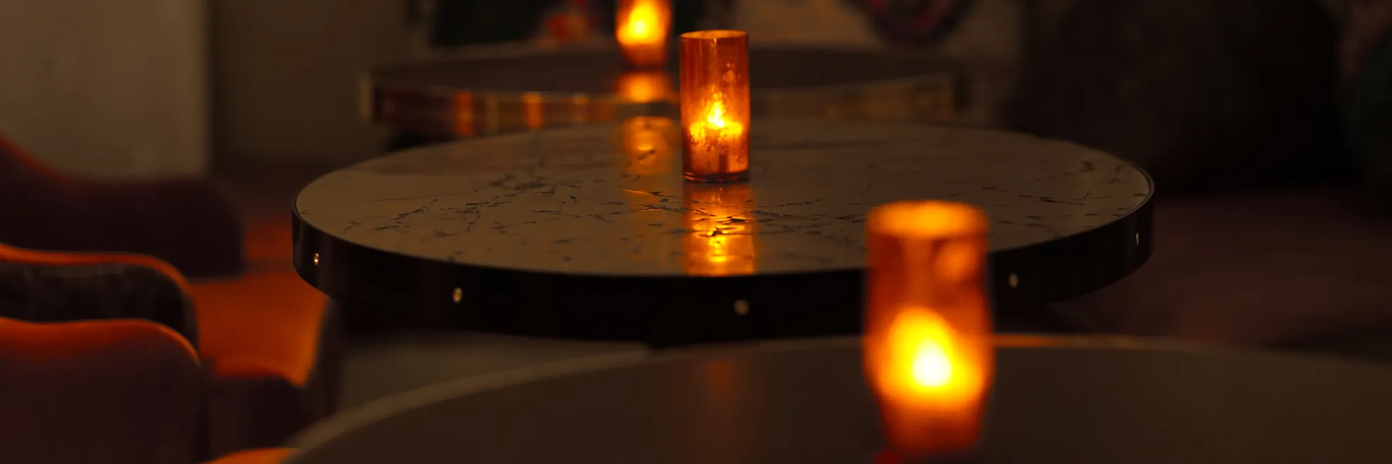 Célon Bar & Lounge candlelit cocktail tables