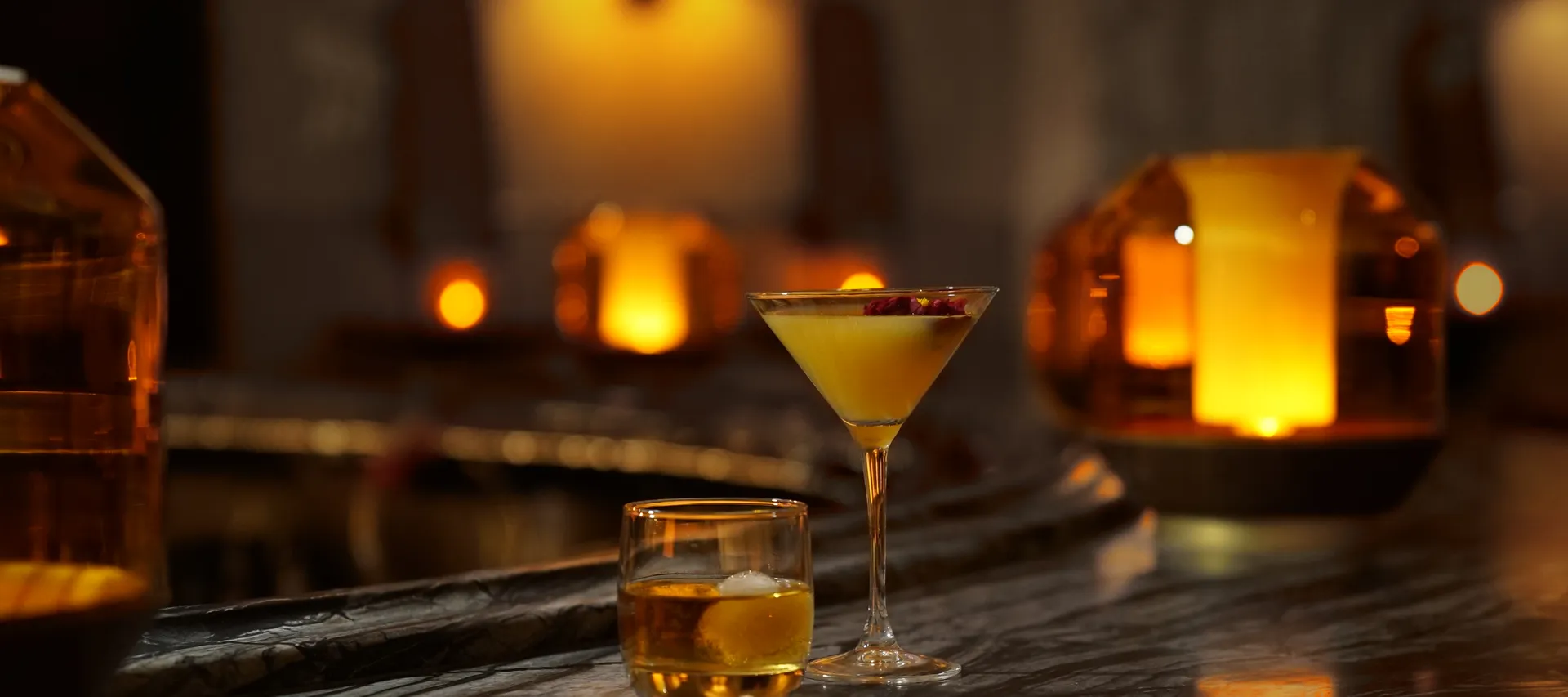 Célon Bar & Lounge seating area with candlelit tables and cocktails