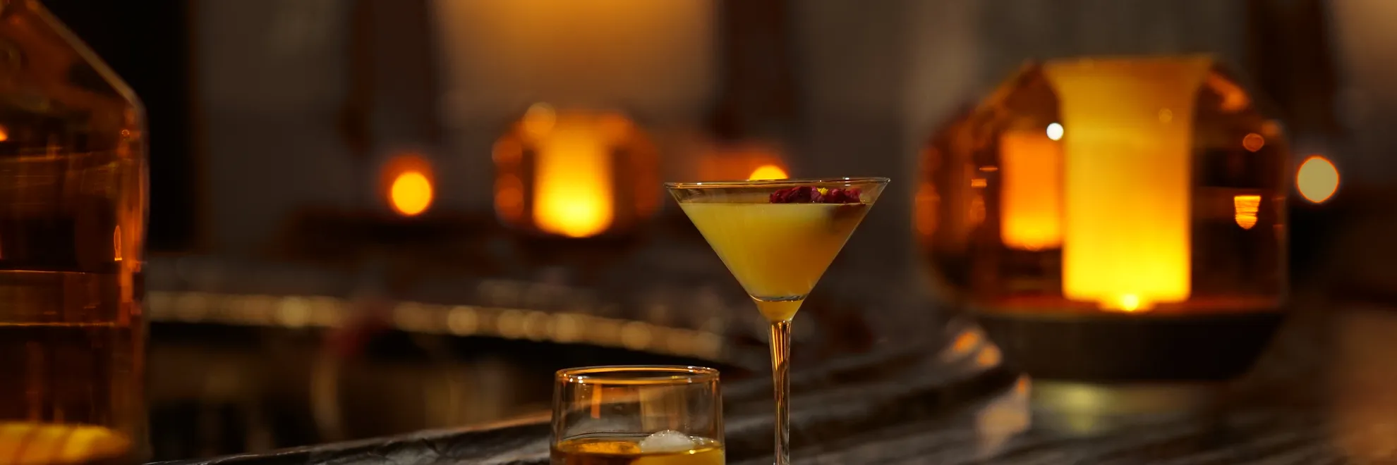 Célon Bar & Lounge seating area with candlelit tables and cocktails