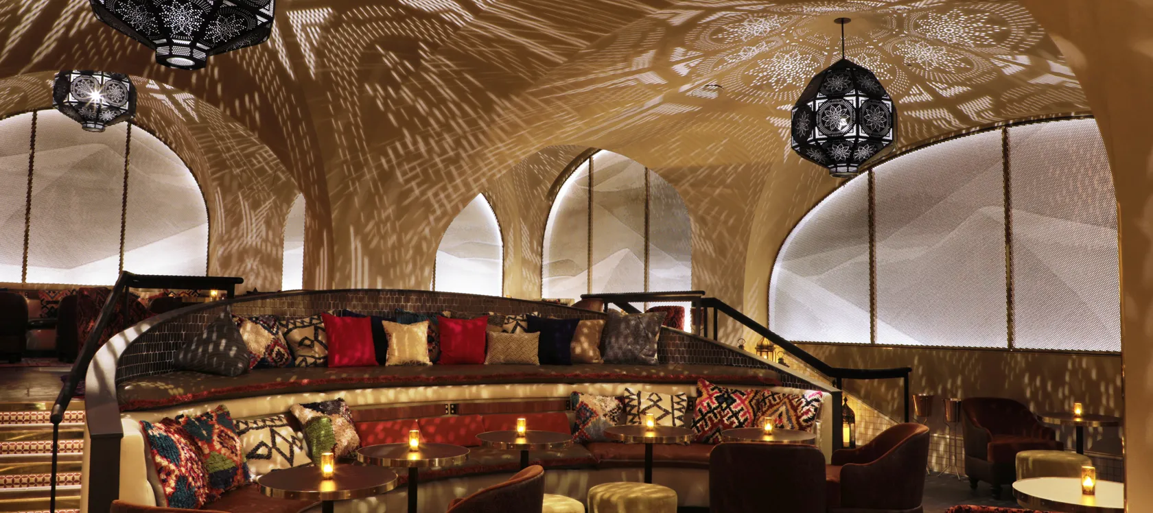 Célon Bar & Lounge dining room with domed ceiling and lantern lighting