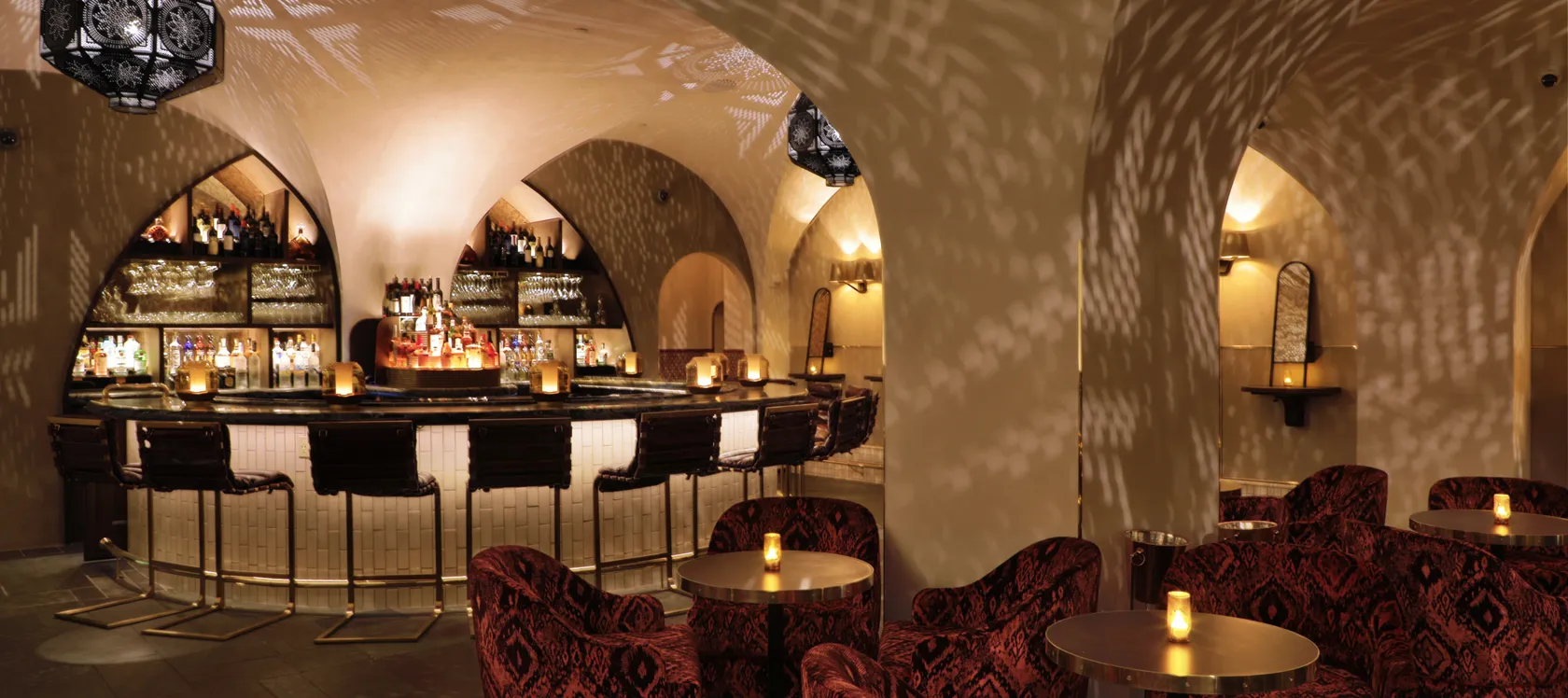 Célon Bar & Lounge dining room, alternate view