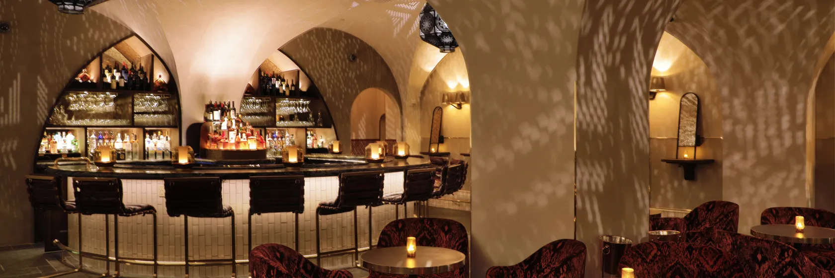 Célon Bar & Lounge dining room, alternate view