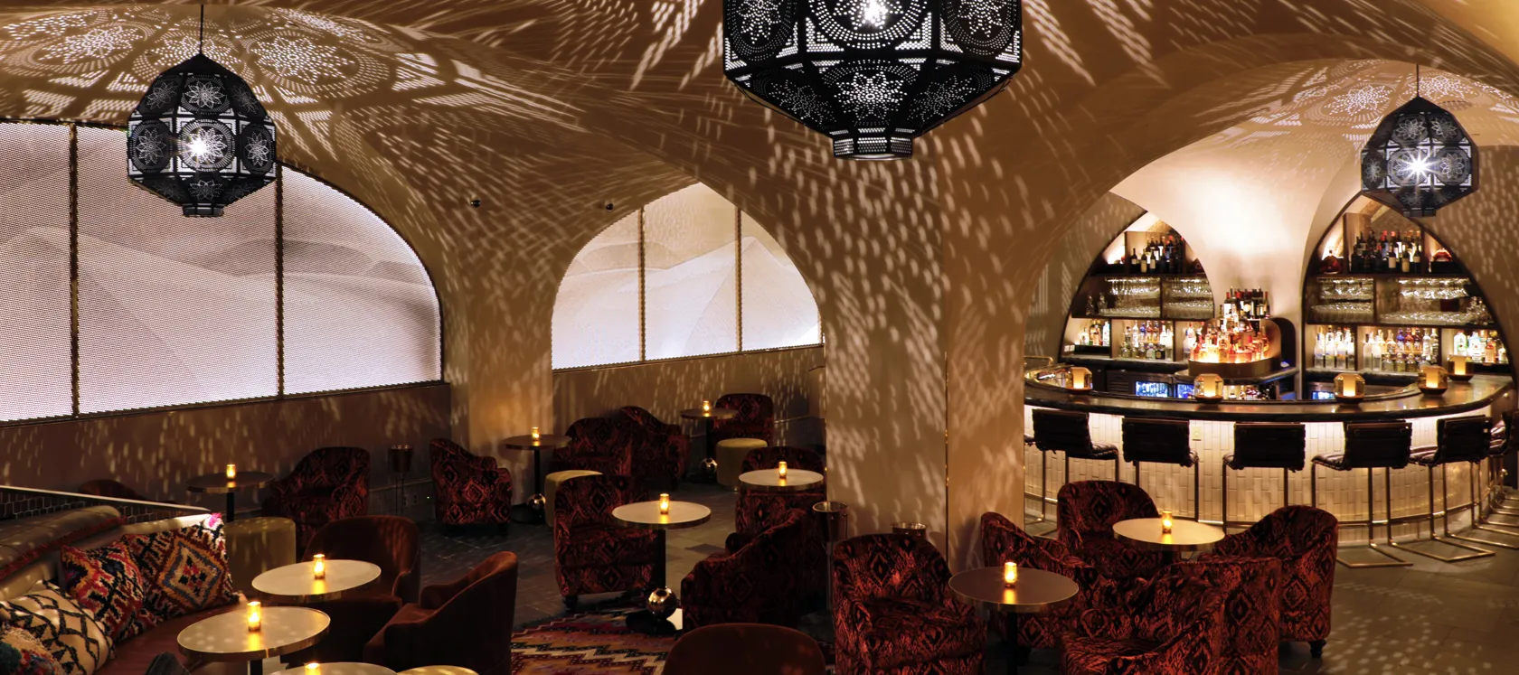 Célon Bar & Lounge dining room with arched windows