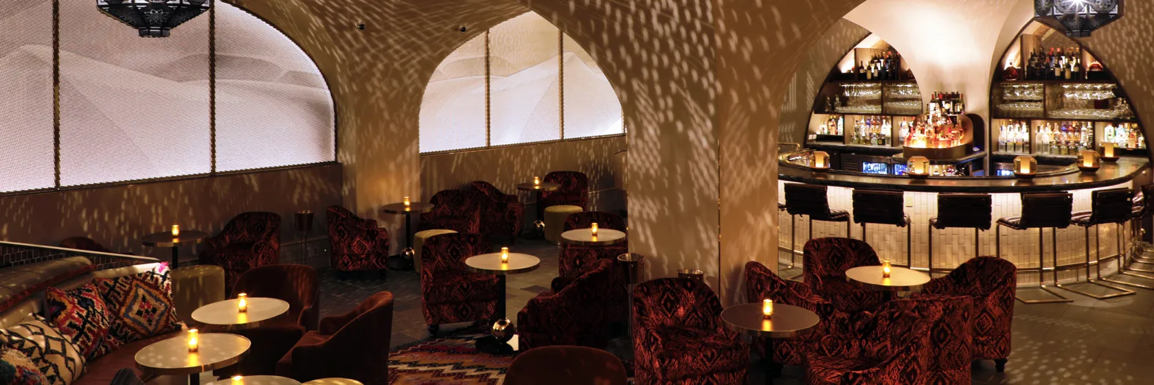 Célon Bar & Lounge dining room with arched windows